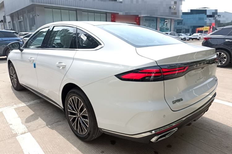 Geely Emgrand 2026 — 4