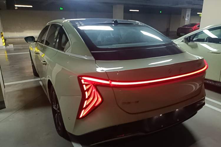 Hongqi EH7 2025 — 4