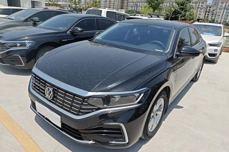 Volkswagen Passat 2022 — фото 1