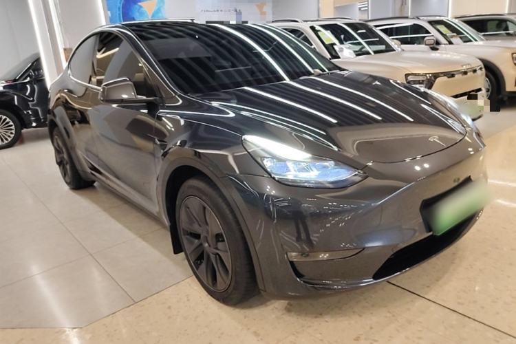 Tesla Model Y 2024 — 3