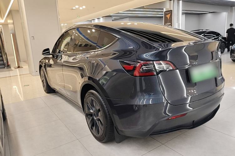 Tesla Model Y 2024 — 4
