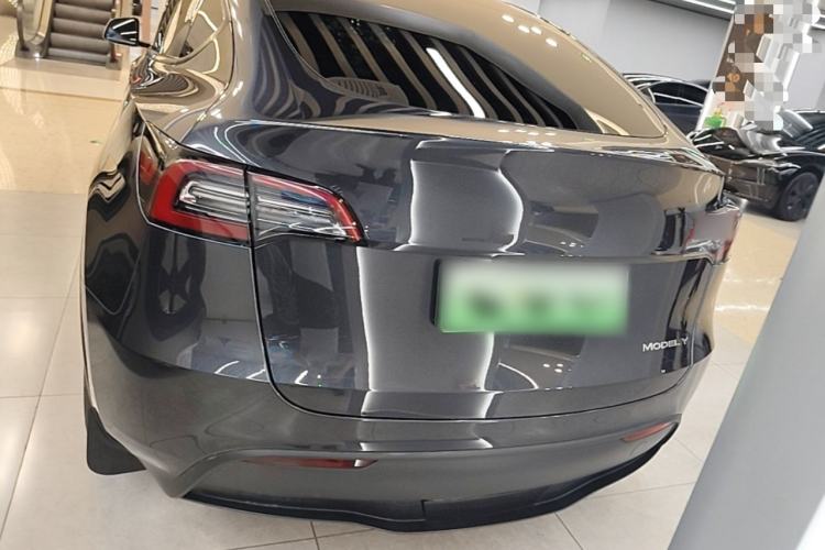 Tesla Model Y 2024 — 5