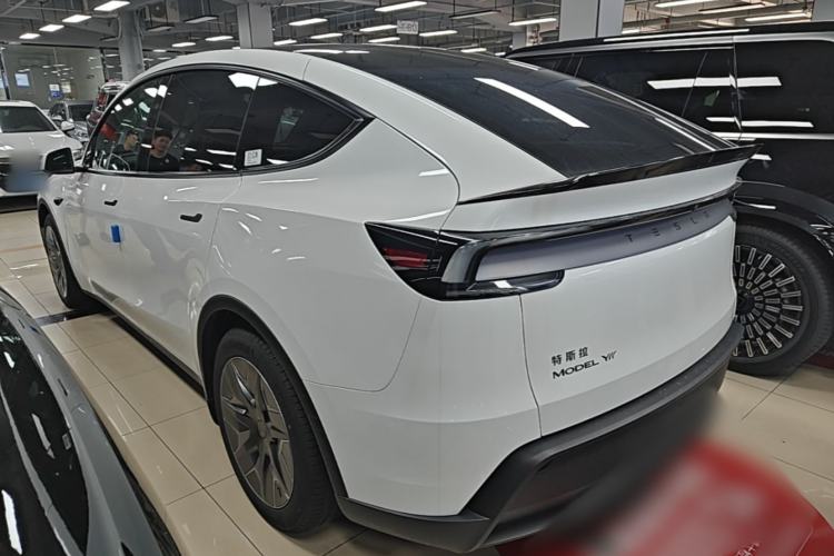 Tesla Model Y L 2025 — 4