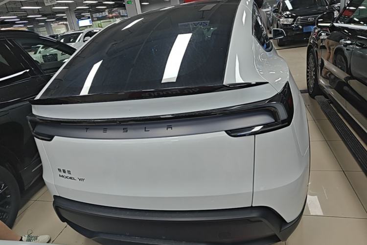 Tesla Model Y L 2025 — 5