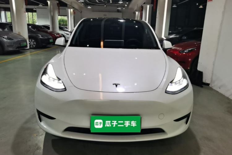 Tesla Model Y 2024 — 2
