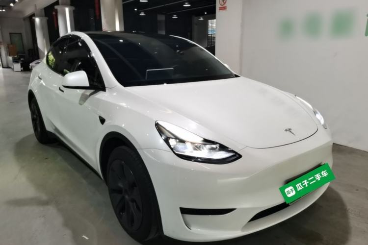 Tesla Model Y 2024 — 3