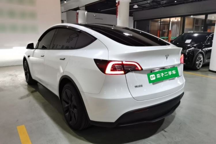 Tesla Model Y 2024 — 4