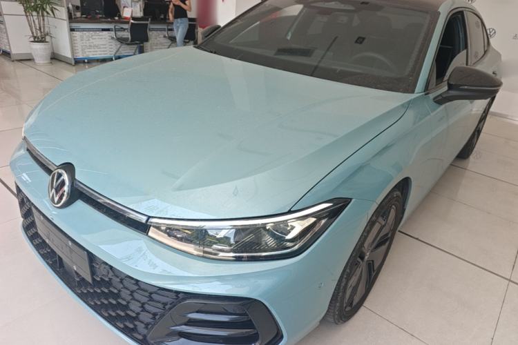 Volkswagen Passat 2025 — фото 1
