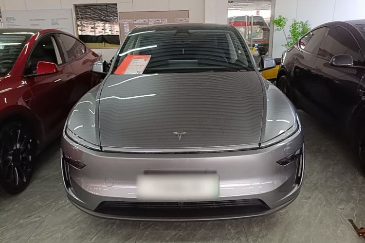 Tesla Model Y 2025 — 2