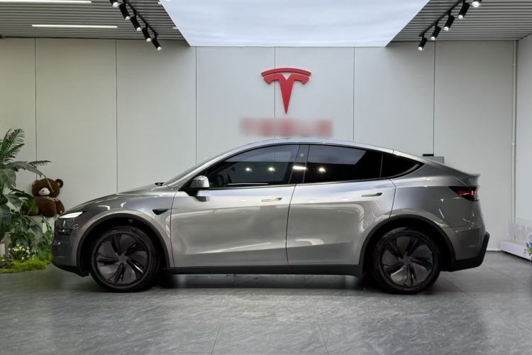 Tesla Model Y 2025 — 4