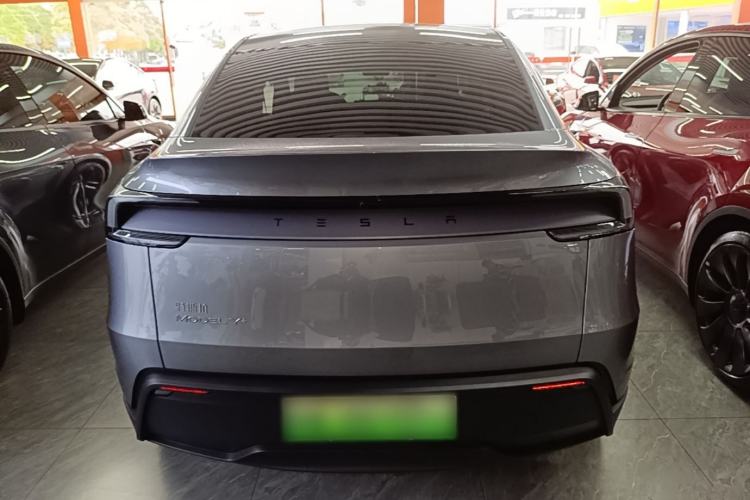 Tesla Model Y 2025 — 5