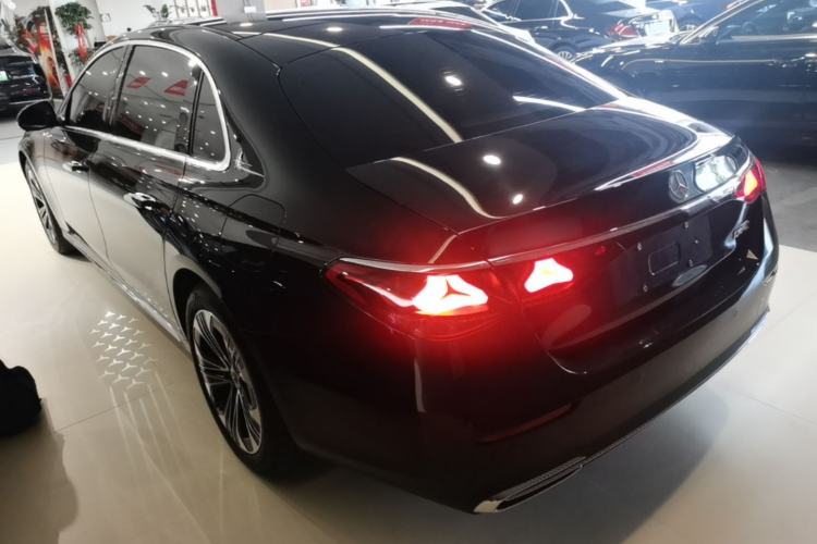 Mercedes-Benz E 350 e L 2024 — 4