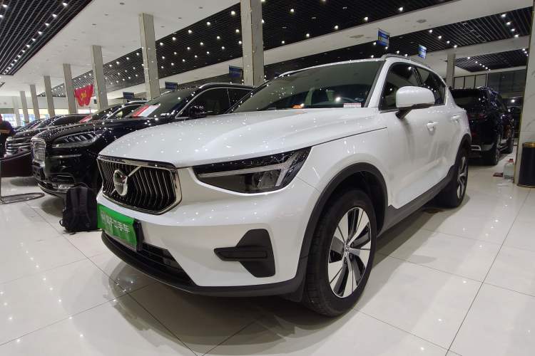 Volvo XC40 2024 — фото 1
