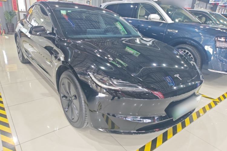 Tesla Model 3 2025 — 3