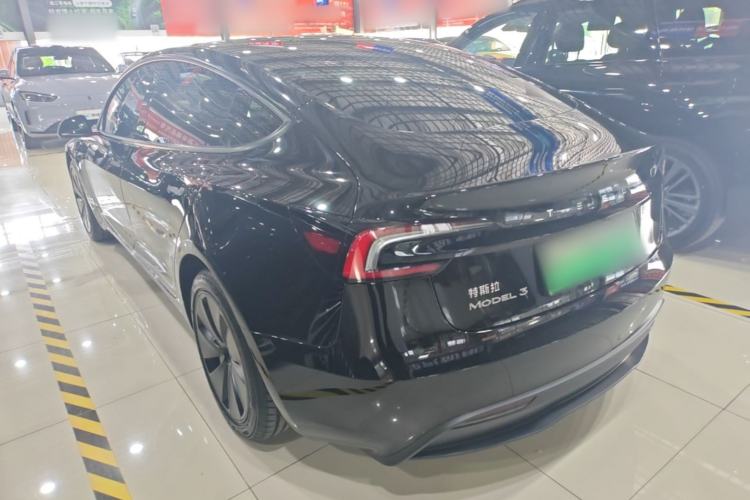 Tesla Model 3 2025 — 4