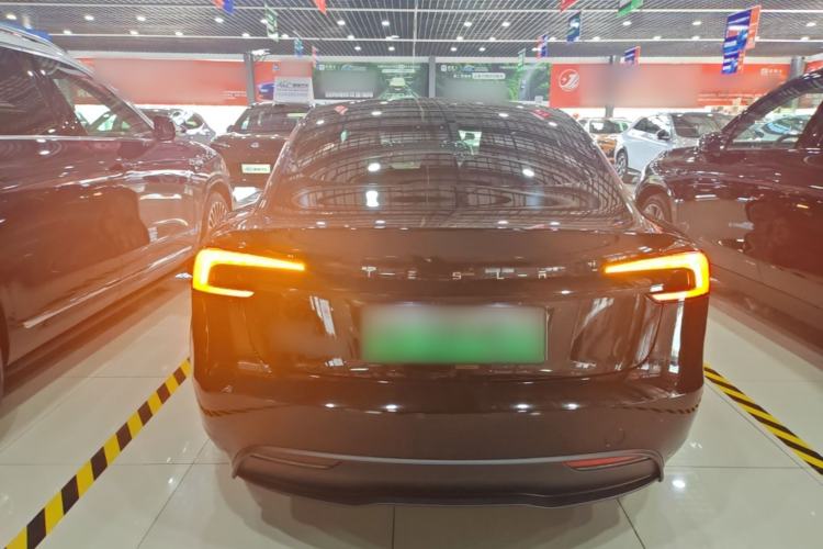 Tesla Model 3 2025 — 5