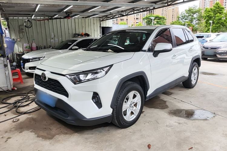 Toyota RAV4 2023 — фото 1