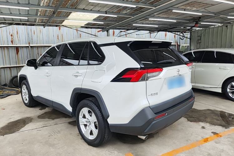 Toyota RAV4 2023 — фото 4