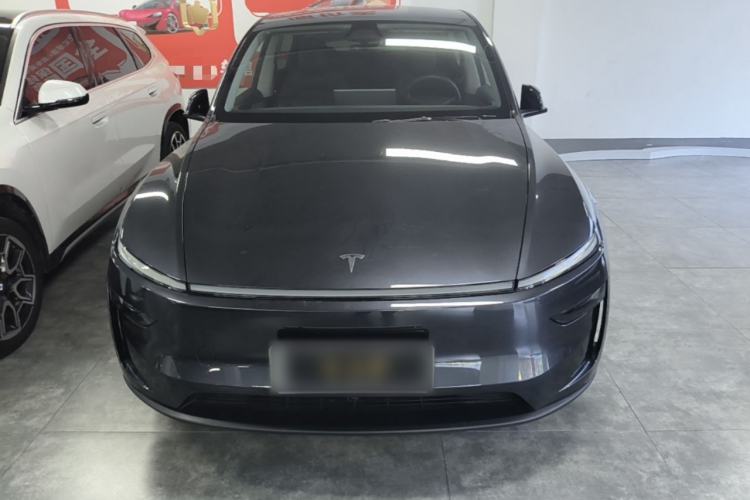 Tesla Model Y 2025 — 2
