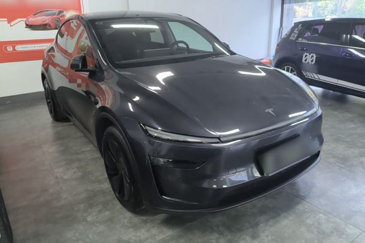 Tesla Model Y 2025 — 3