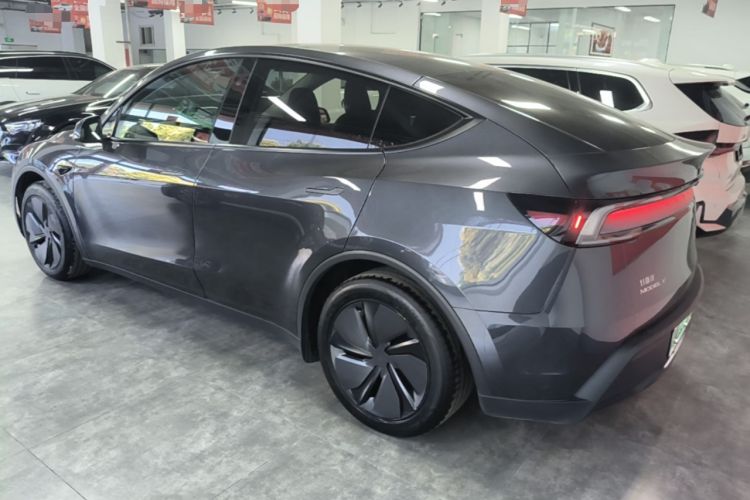 Tesla Model Y 2025 — 4