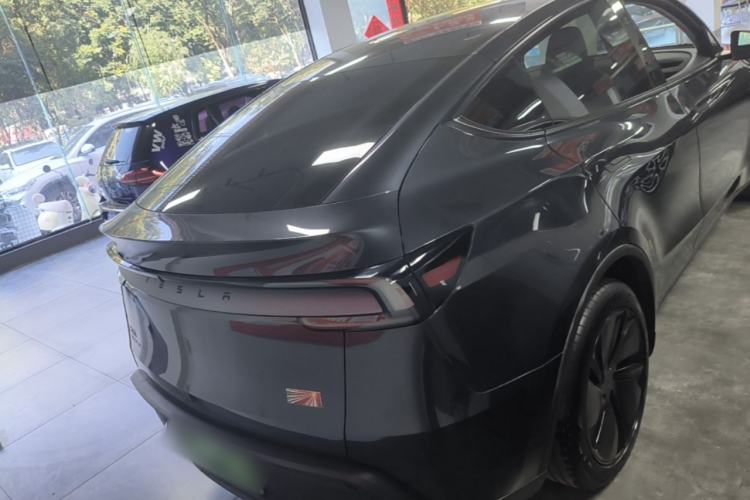 Tesla Model Y 2025 — 5