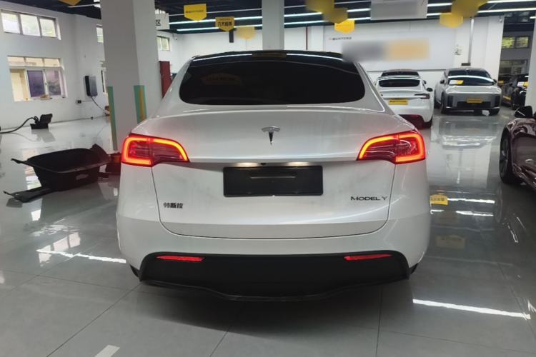 Tesla Model Y 2021 — 5