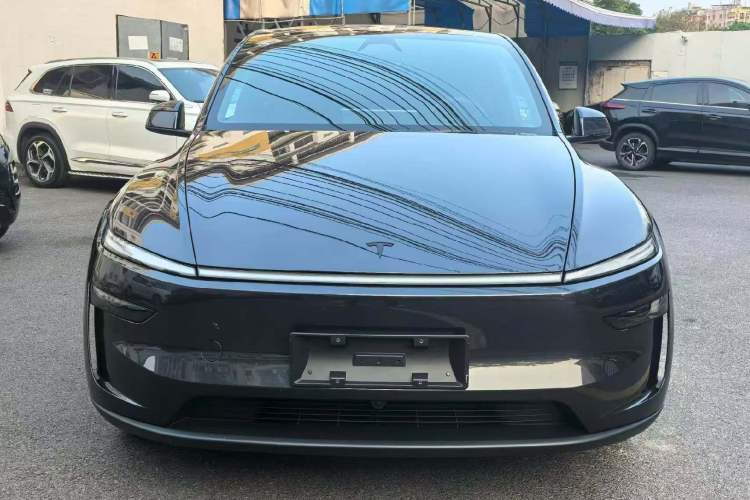 Tesla Model Y 2026 — 2