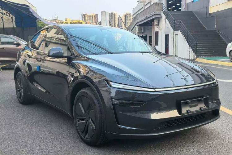 Tesla Model Y 2026 — 3