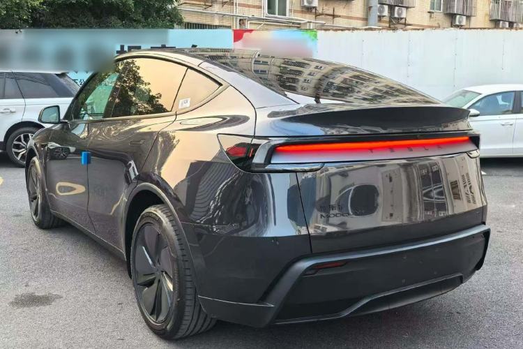 Tesla Model Y 2026 — 4