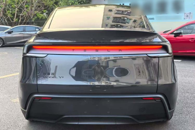 Tesla Model Y 2026 — 5