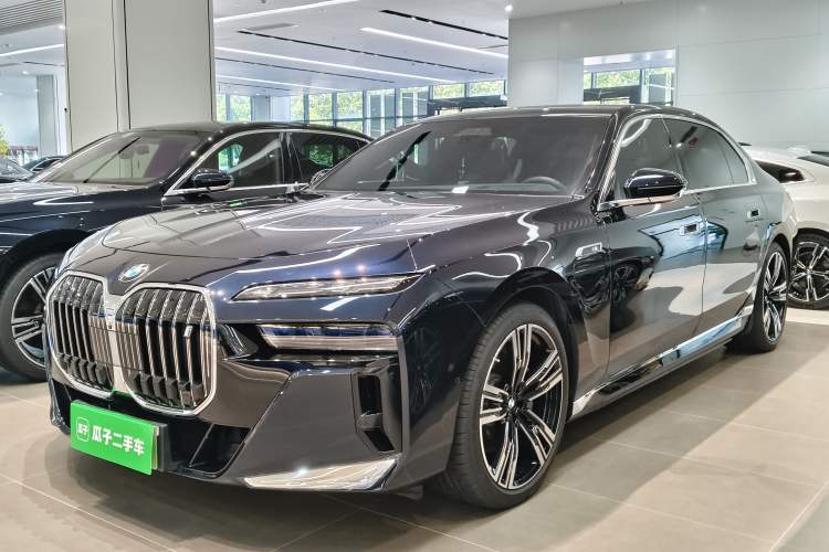 BMW i7 2023 — фото 1