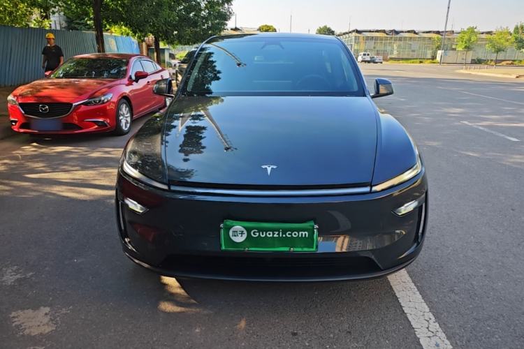 Tesla Model Y 2025 — 2