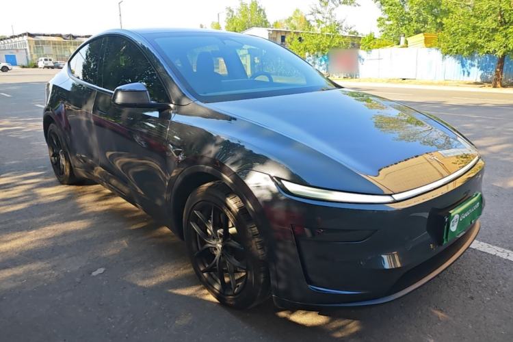 Tesla Model Y 2025 — 3