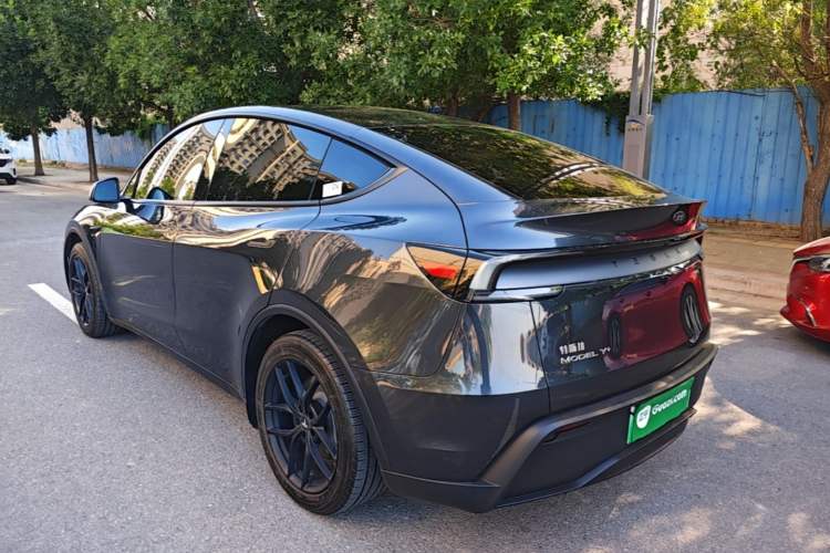 Tesla Model Y 2025 — 4