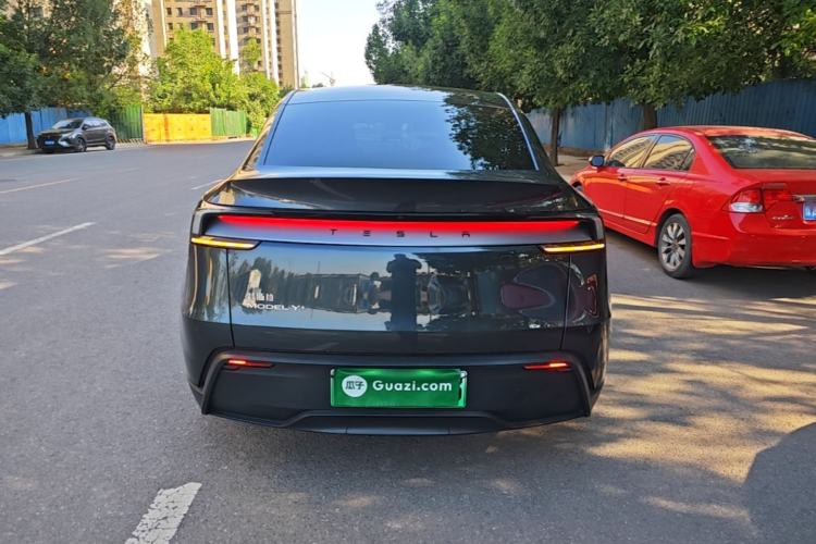 Tesla Model Y 2025 — 5