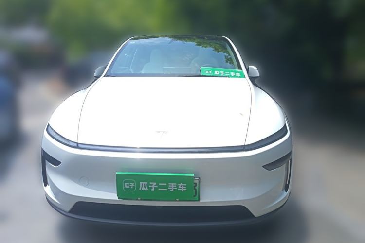 Tesla Model Y 2025 — 2