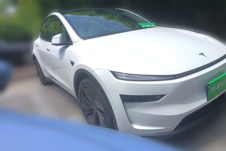 Tesla Model Y 2025 — 3