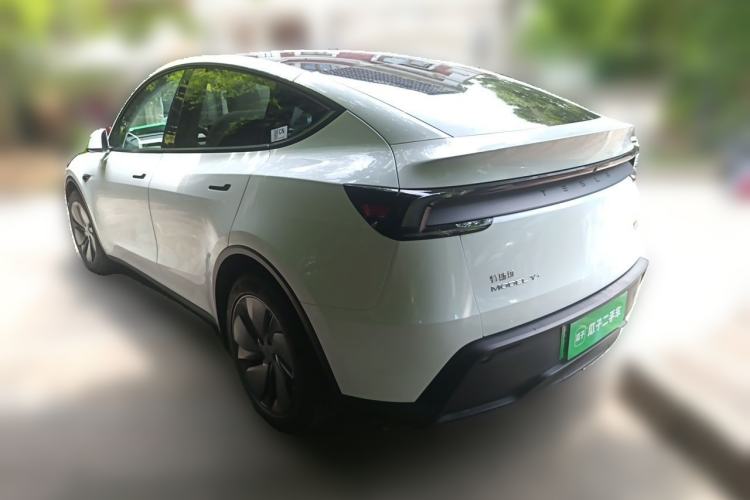 Tesla Model Y 2025 — 4