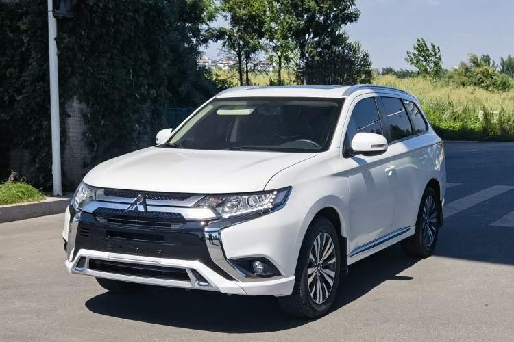 Mitsubishi Outlander 2021 — фото 1
