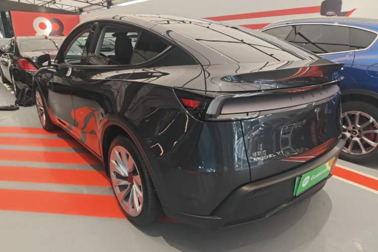 Tesla Model Y 2025 — 4
