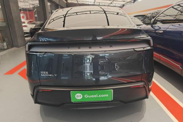 Tesla Model Y 2025 — 5