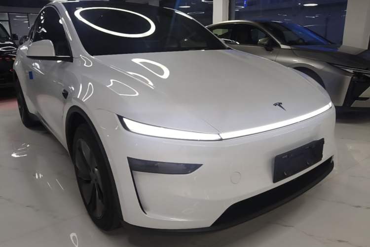 Tesla Model Y 2026 — 3