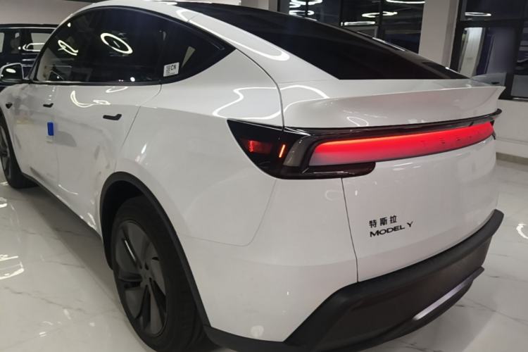 Tesla Model Y 2026 — 4