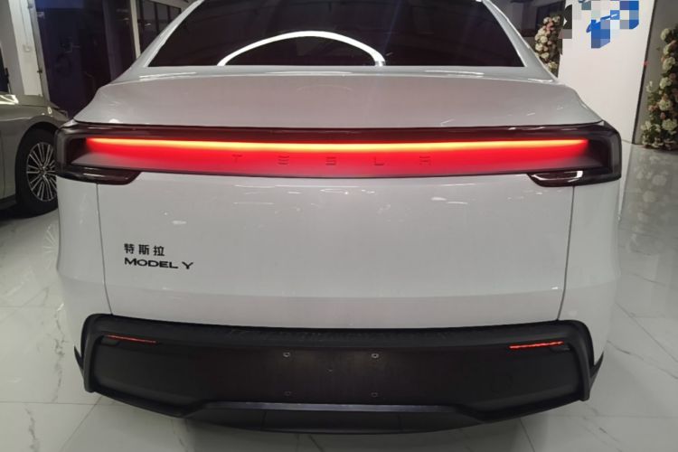Tesla Model Y 2026 — 5
