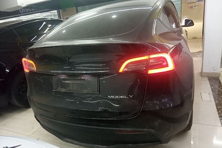 Tesla Model Y 2022 — 5