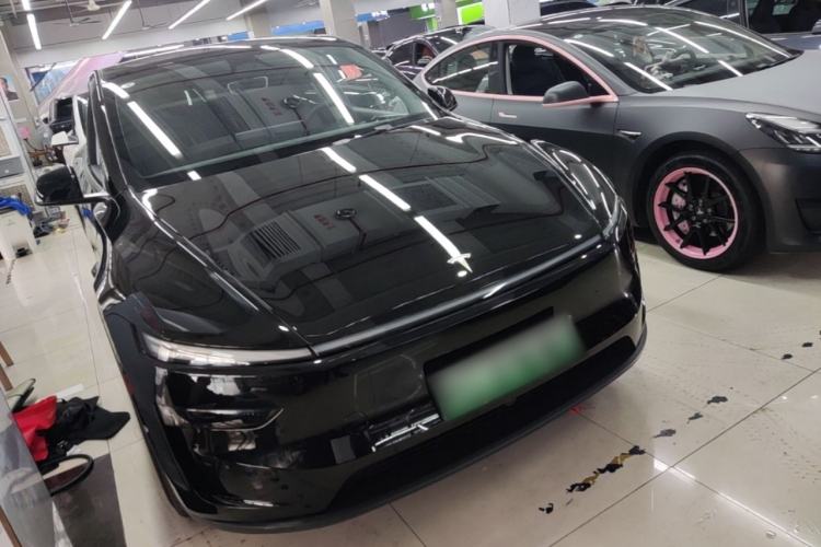 Tesla Model Y 2025 — 3