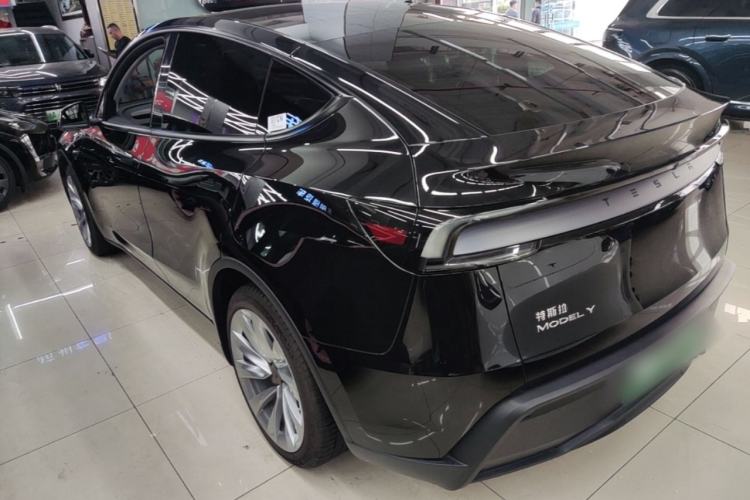 Tesla Model Y 2025 — 4