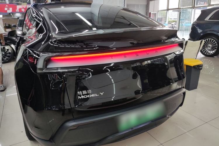 Tesla Model Y 2025 — 5
