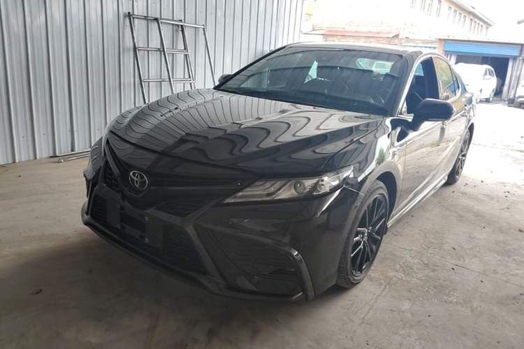 Toyota Camry 2023 — фото 1
